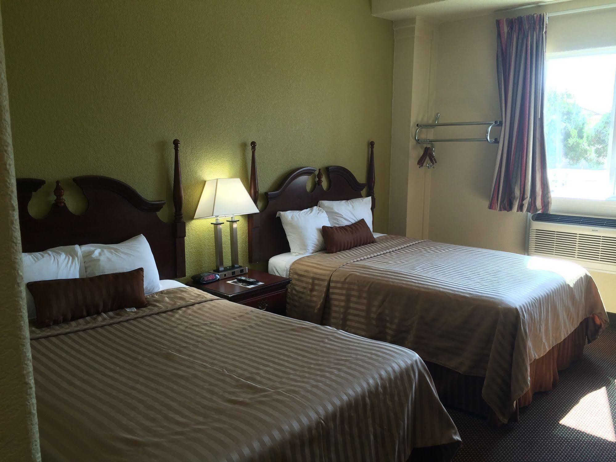 Frio Inn Pearsall Bagian luar foto